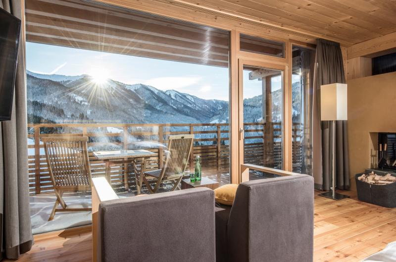 Hoch hinaus kommt man auf 1.050 Meter Seehöhe im Holzhotel Forsthofalm in Leogang.