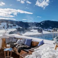 03_Entspannte Stunden mit Weitblick: Jedes Chalet verfügt über einen ganzjährig beheizten Infinitypool und Hot Tub.