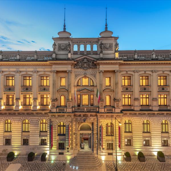 Die goldene Stadt zur goldenen Jahreszeit